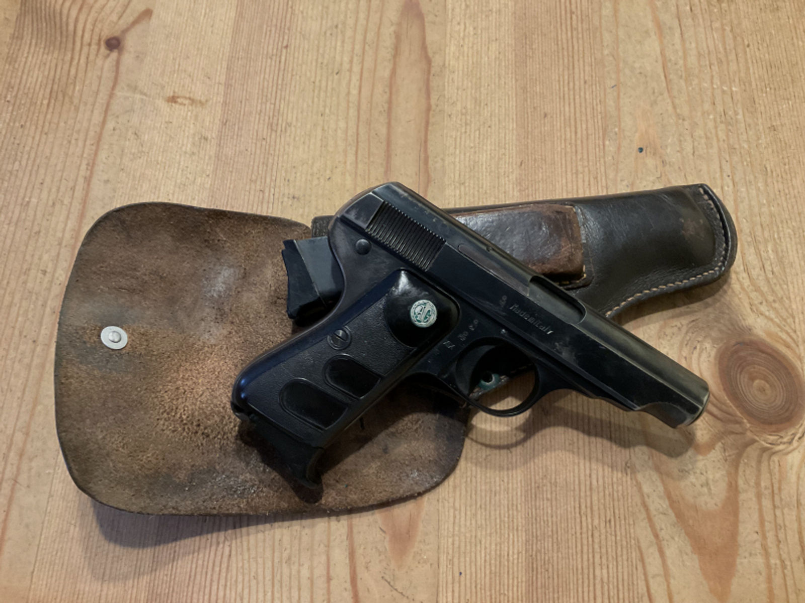Pistole Galesi im Kaliber 7,65mmBrowning mit Tasche und Ersatzmagazin SNR 207371