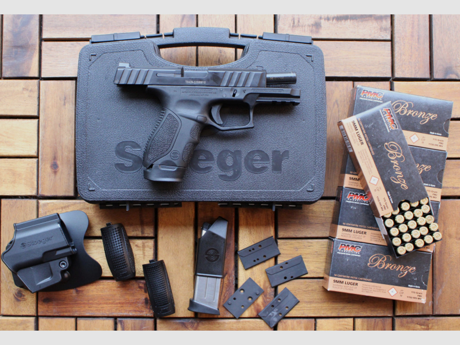Halbautomatische Pistole, von Stoeger mit Holster, Ersatzmagazin, Koffer und 250 Schuss 9 mm Luger