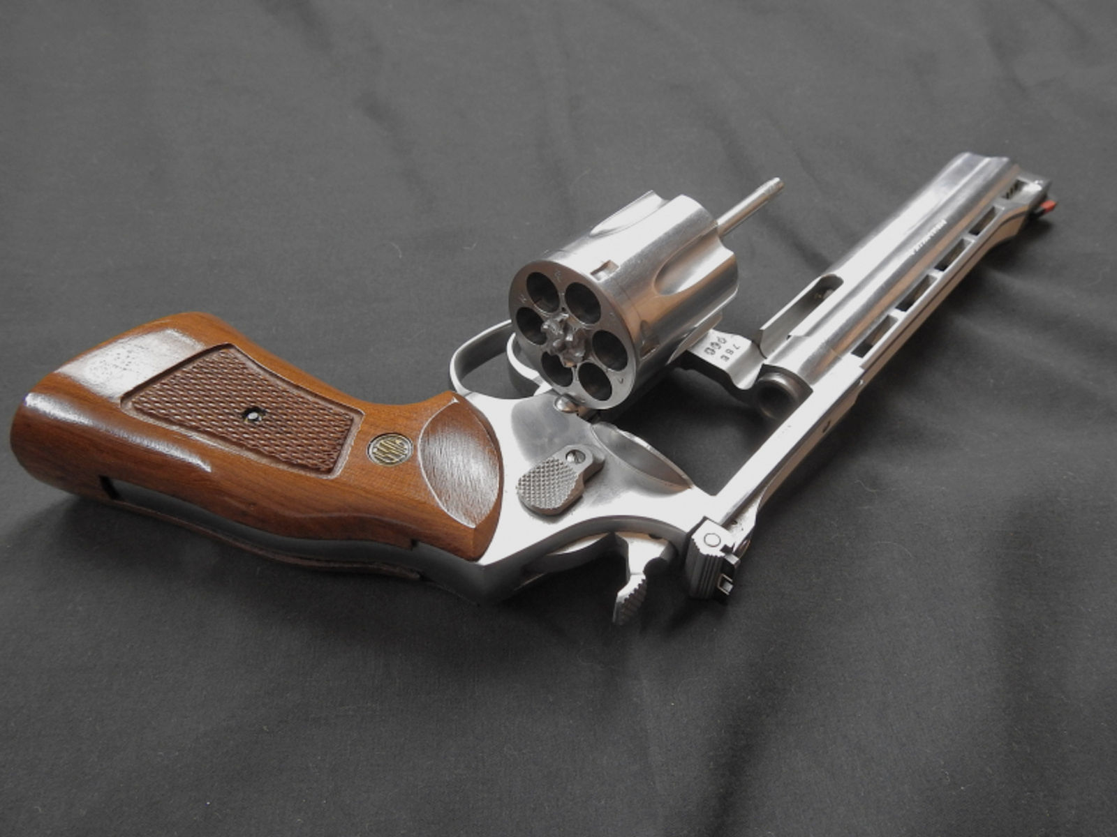 Revolver .357Mag. Rossi, Made in Brazil, 6" Lauf mit Kombensator/ Mikrometervisier/Holzgriffschalen