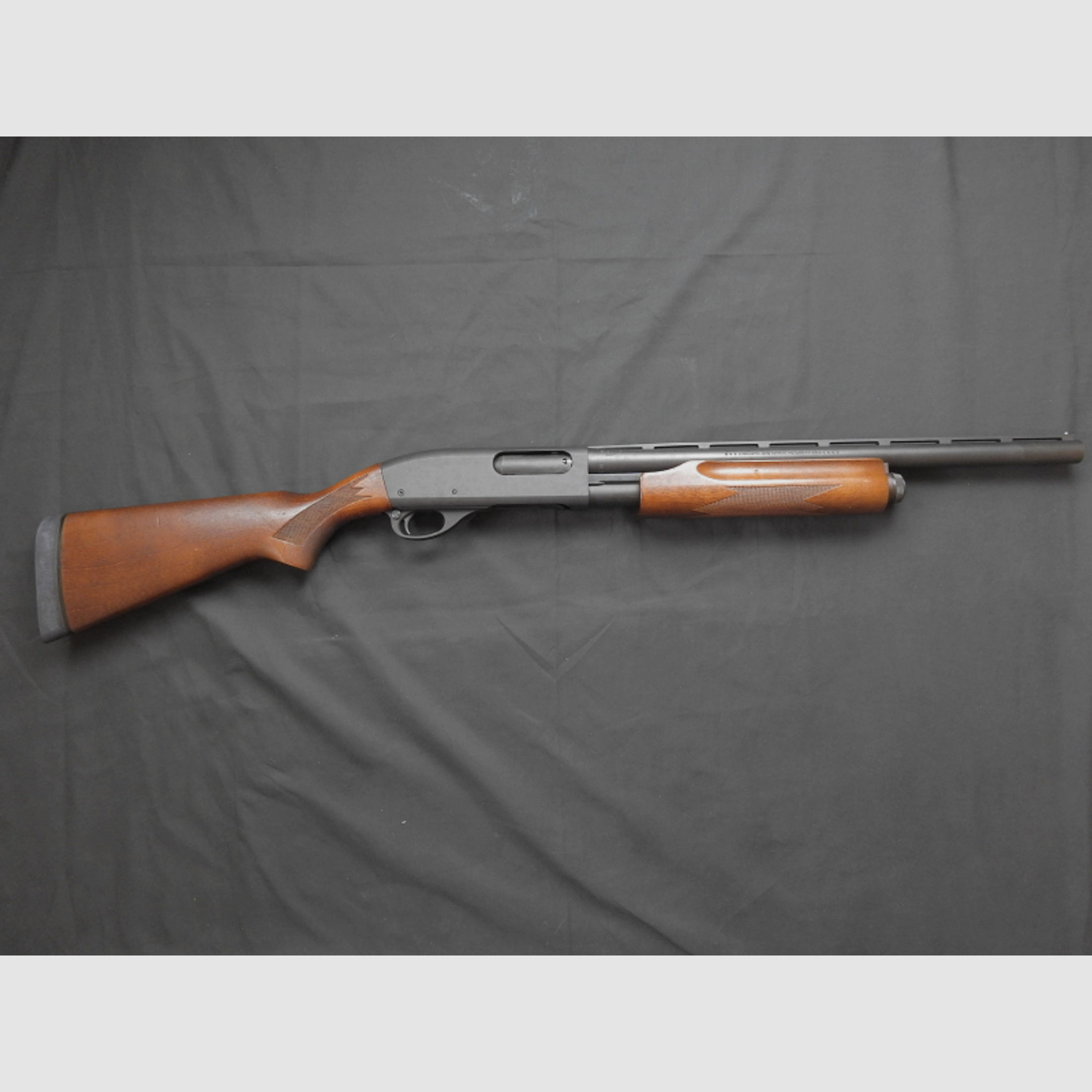 Remington 870 Express Magnum Vorderschaftrepetierer Pumpgun Kal. 12/76,
