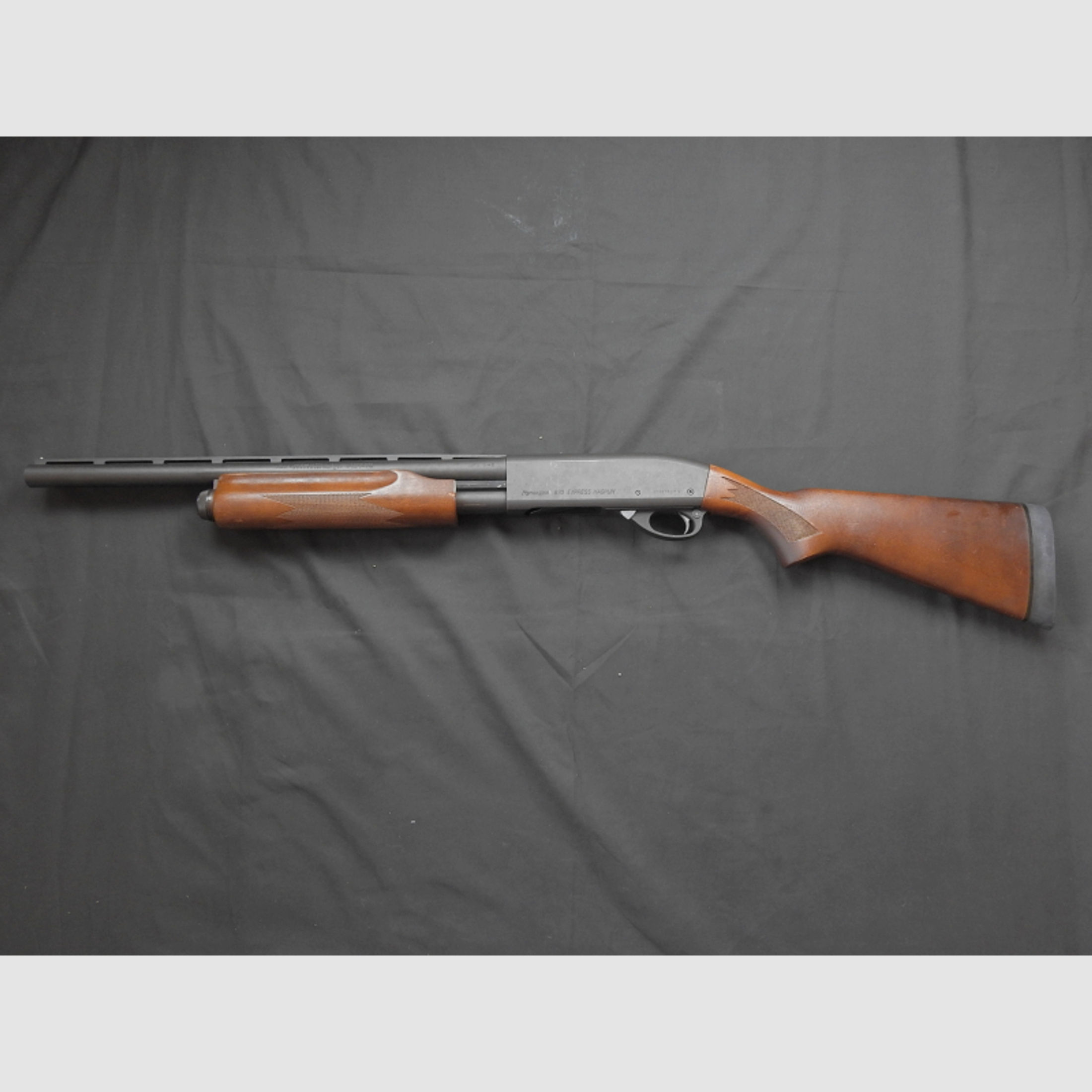 Remington 870 Express Magnum Vorderschaftrepetierer Pumpgun Kal. 12/76,