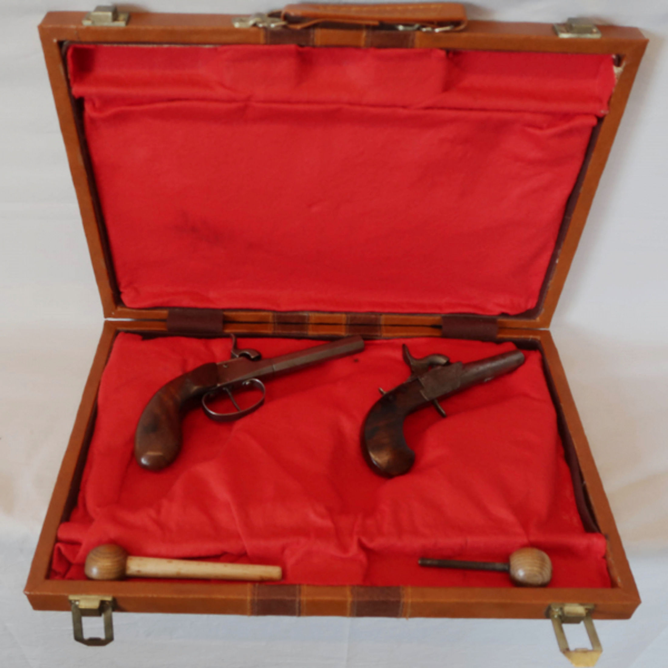 Koffer mit zwei Vorderlader Pistolen