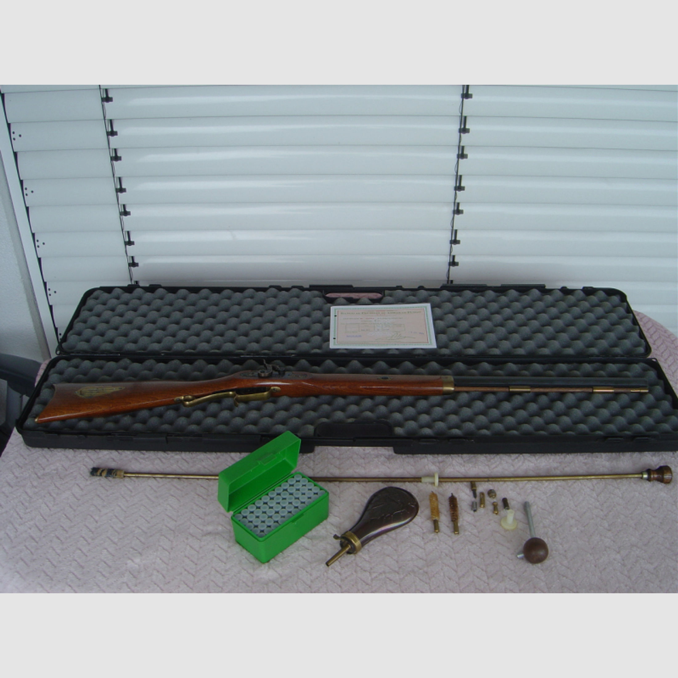 Hawken Rifle Kaliber 45 mit Koffer Pulverflasche und Zubehör
