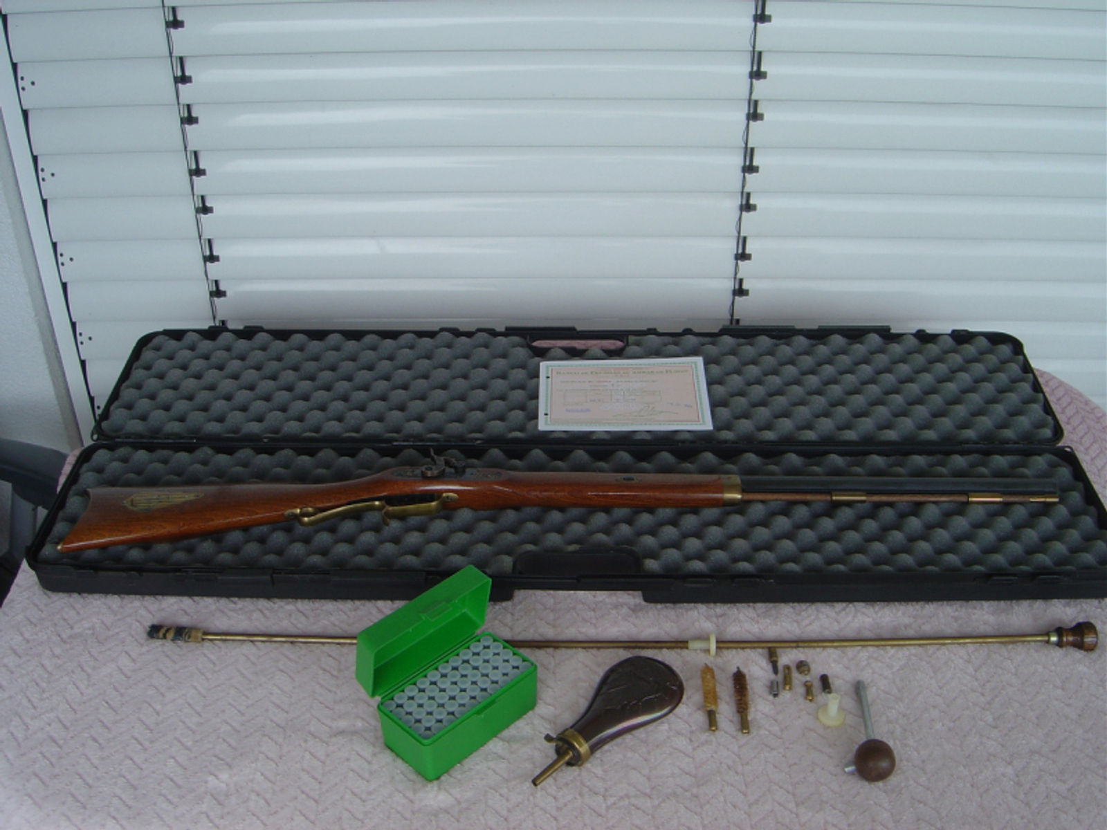 Hawken Rifle Kaliber 45 mit Koffer Pulverflasche und Zubehör