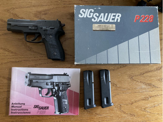 SIG P228 , 9mm , zwei Magazine Original Karton