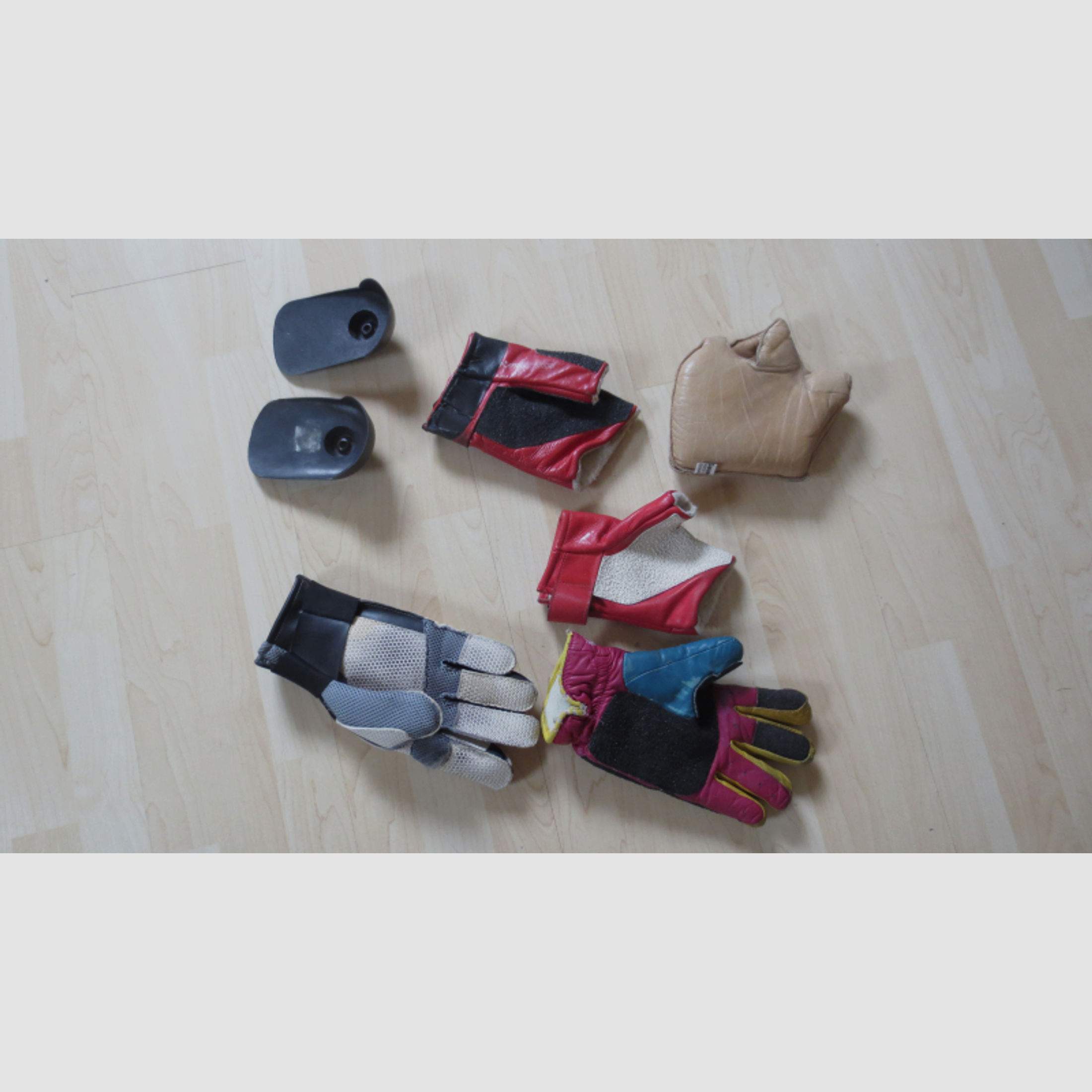 Konvolut Sammelsurium von Ausrüstungsgegenständen für das Sportschiessen Handschuhe Blenden