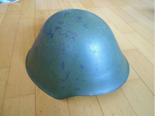 Helm Stahlhelm mit Kinnriemen und Innenfutter NVA Polizei Grün