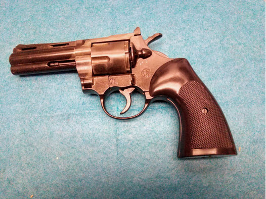 Biete einen Revolver Modell ME Magnum.9mm knall