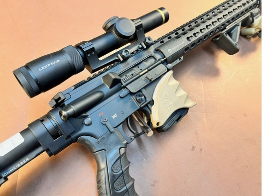 Schmeisser Dynamic Black 16,75'' AR-15 .223 Rem Leupold VX-6 1-6x24 neuwertig!