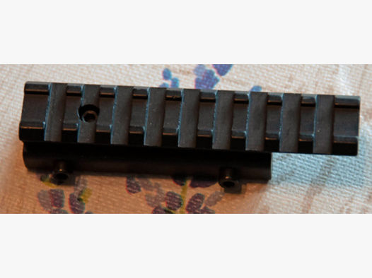 Montageadapter von 11mm-Schiene auf 21mm-Schiene, scheinbar Pica-Schiene