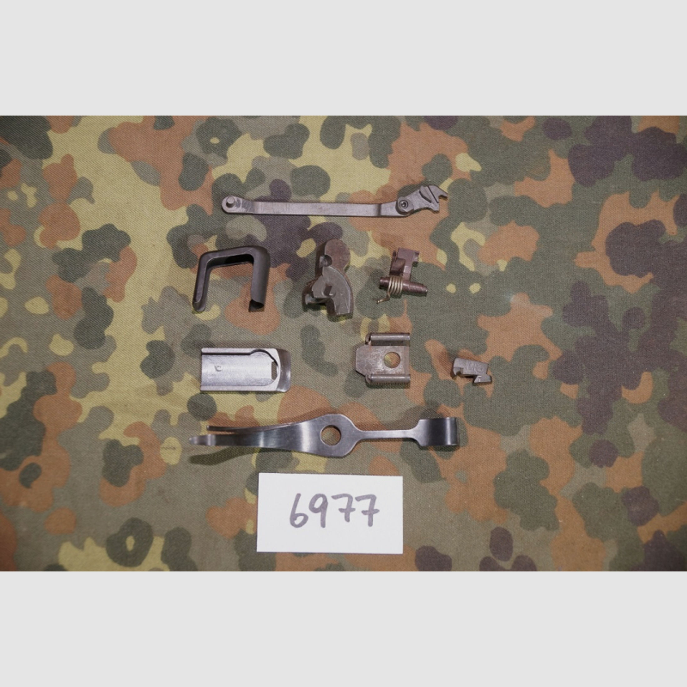 Makarov Ersatzteile Konvolut unbenutzte Pistolen Teile Ex-NVA DDR Sammlung (6977)