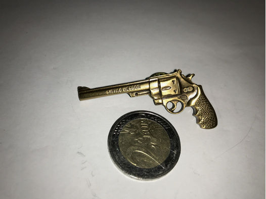 Sehr großer Smith&Wesson Revolver pin, aus Metall