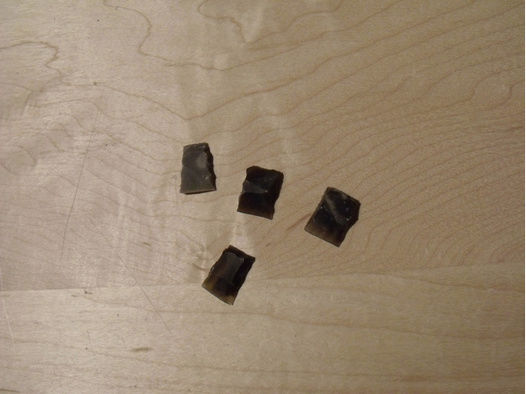 schwarzer Feuerstein ca. 13 x 16 mm
