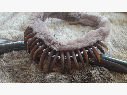 Grizzlybärkralle-Halsband Replik aus Hornstoff /Grizzly bear claw replica necklace