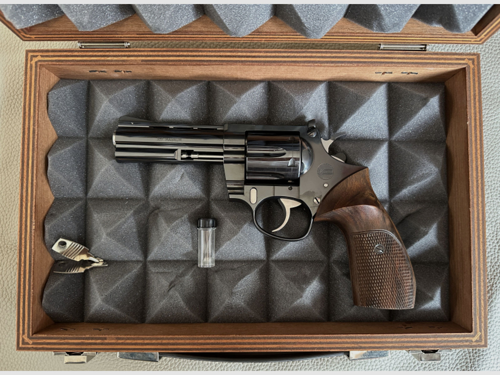 KORTH Revolver COMBAT Kal. .357 Magnum 4 Zoll in original Korth Holzkoffer