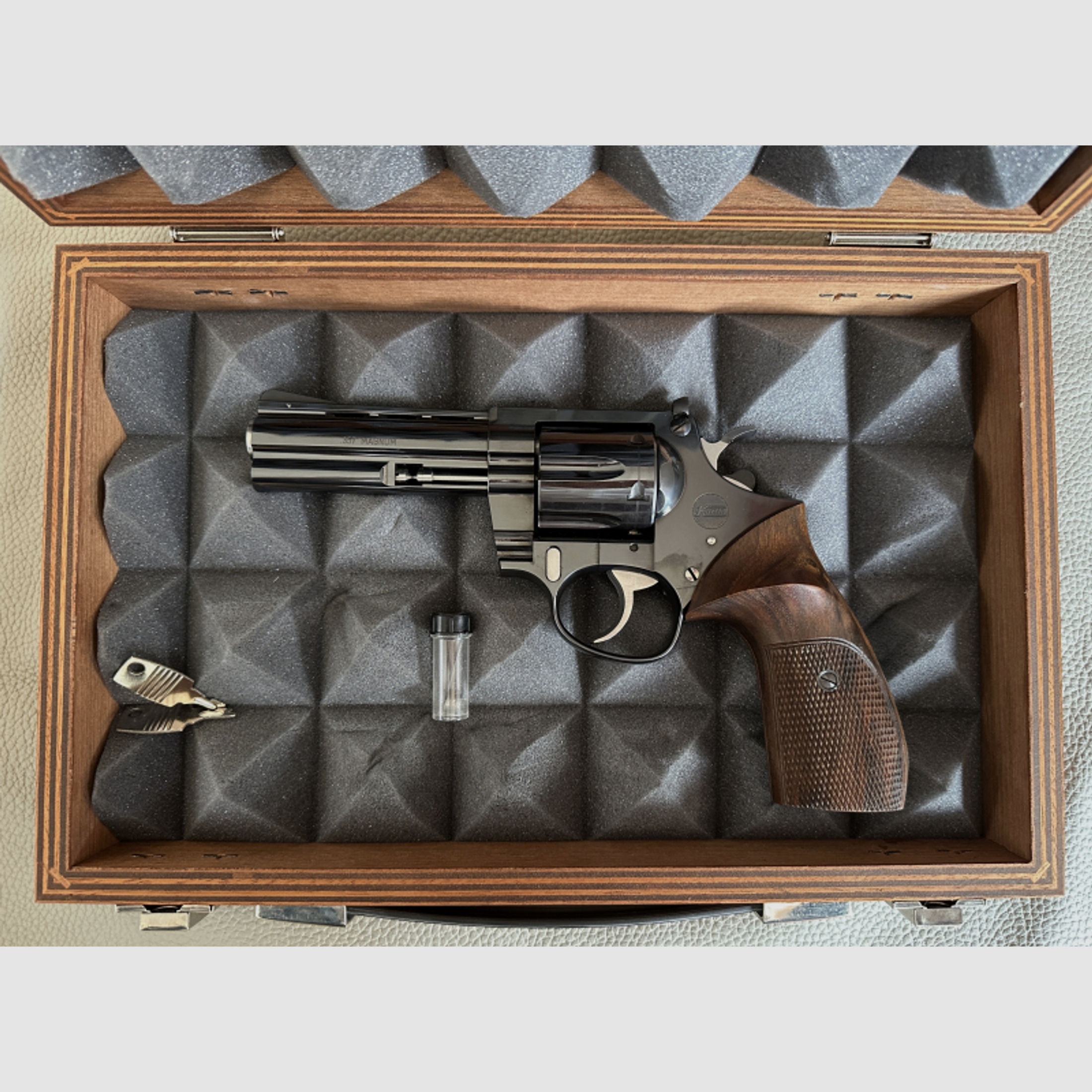 KORTH Revolver COMBAT Kal. .357 Magnum 4 Zoll in original Korth Holzkoffer