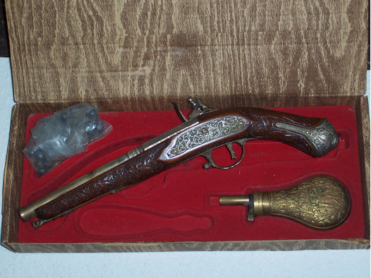 Steinschloss VL.Pistole Kal.50 mit Schaftverschneidung und Gravur in OVP mit Zubehör Zanotti 1768