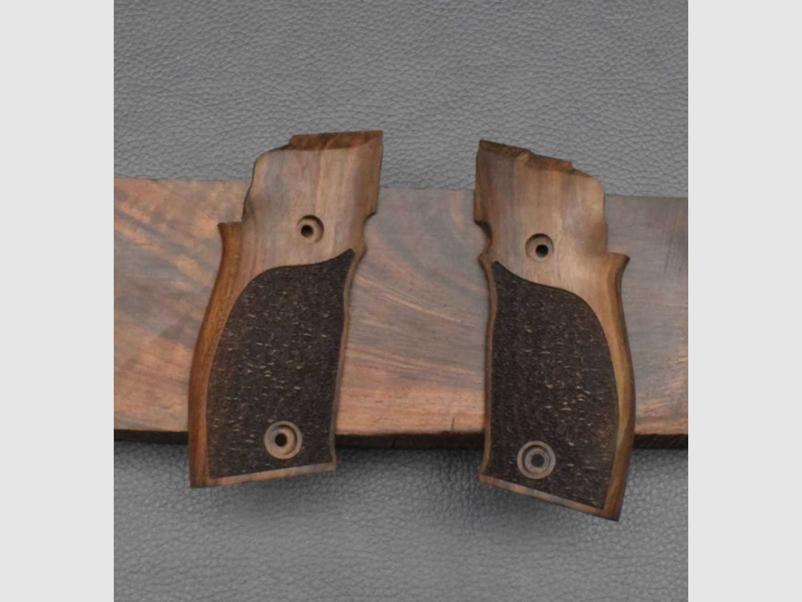 Holzgriffschale für Sig Sauer P226 X-Five, Punziert Nußbaum, zum Sonderpreis