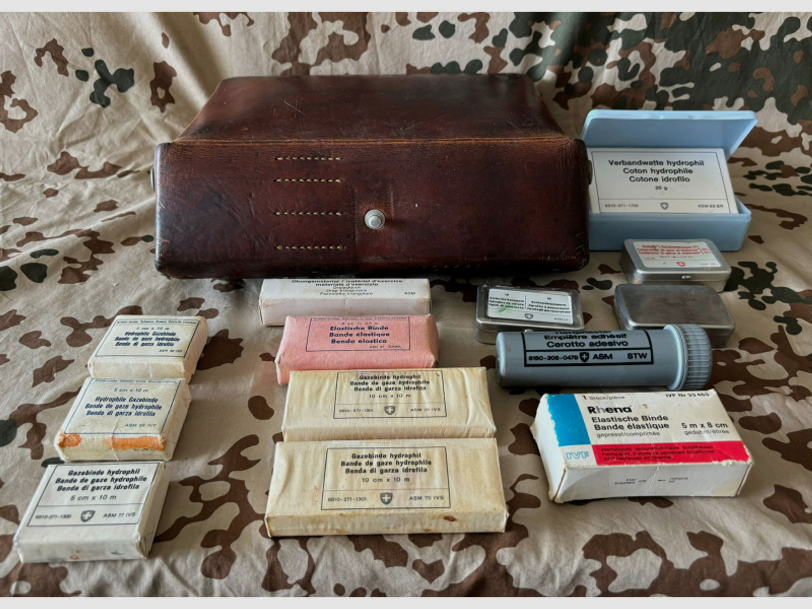Vintage Medizintasche der Schweizer Armee mit Inhalt