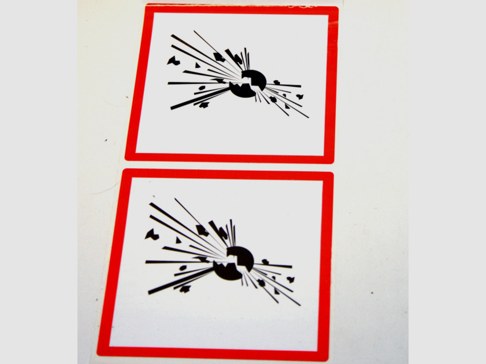4 x GHS Symbol Aufkleber zur Lagerkennzeichnung EXPLOSIV (Aufbewahrungsort NC Schwarzpulver) 10x10cm