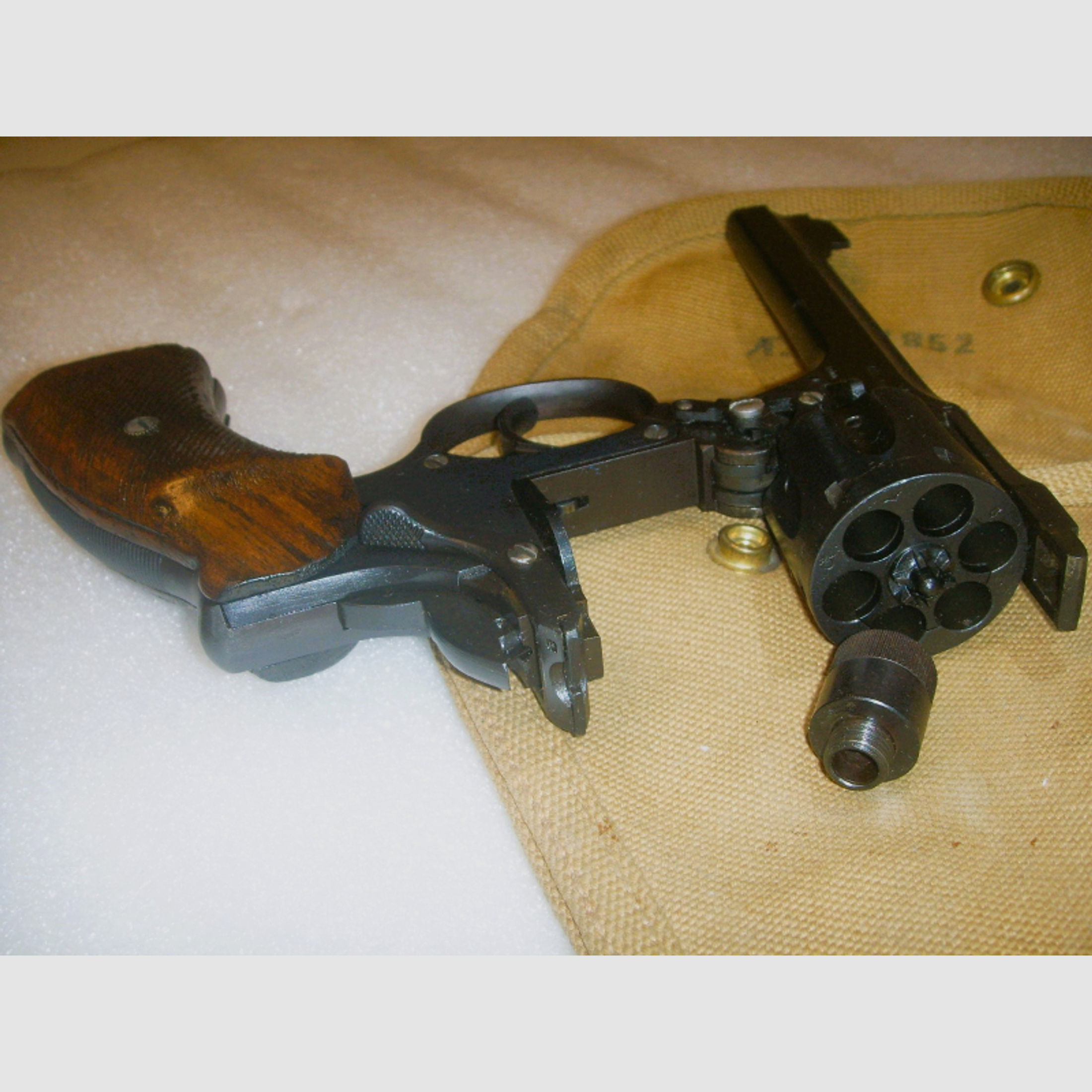 Vollstahl-Revolver Enfield No.2 MK I mit orig. Holzgriffschalen, inkl. Laufverlängerung u. Holster