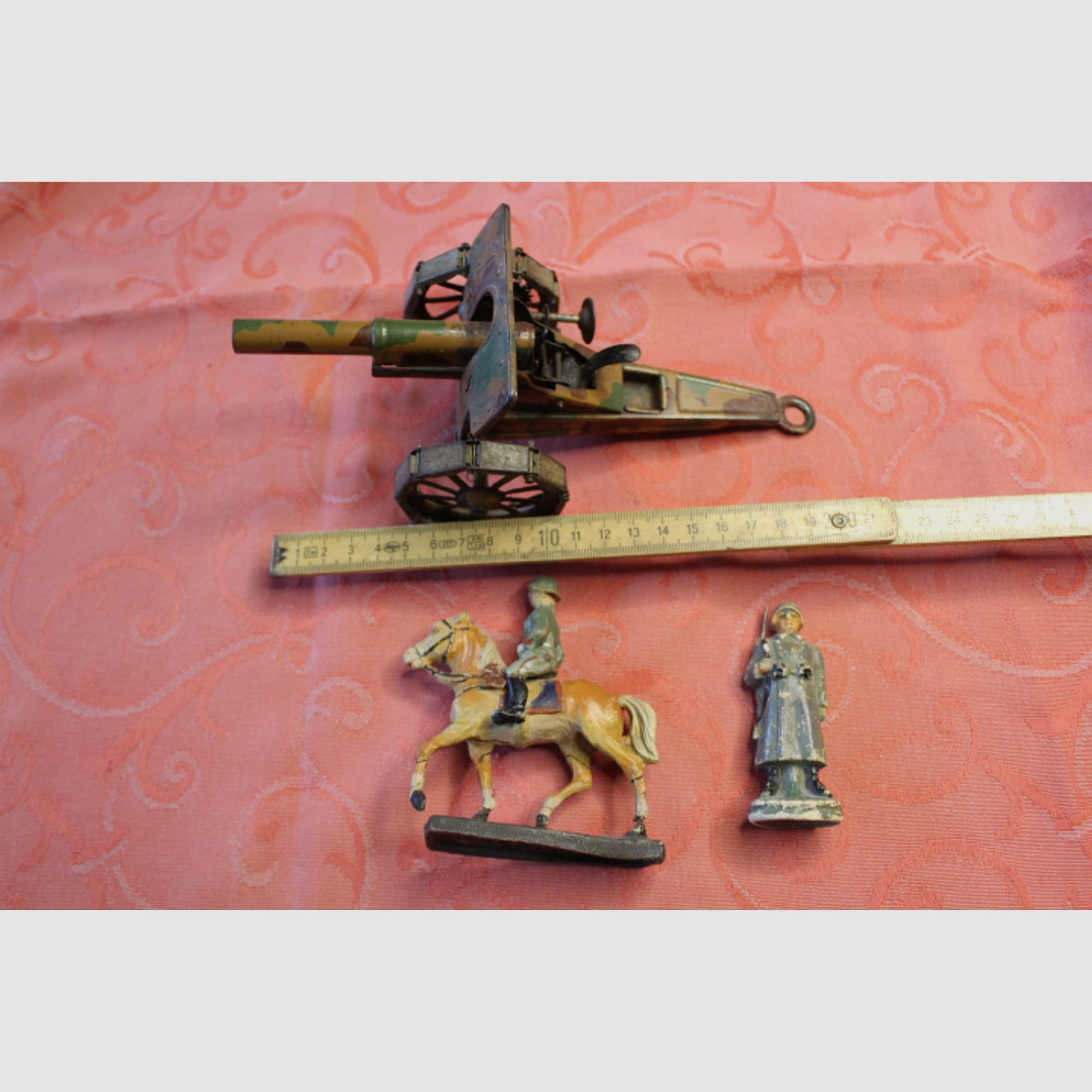 WKI Spielzeug Kanone mit Tarnanstrich und 2 Figuren. Originale.