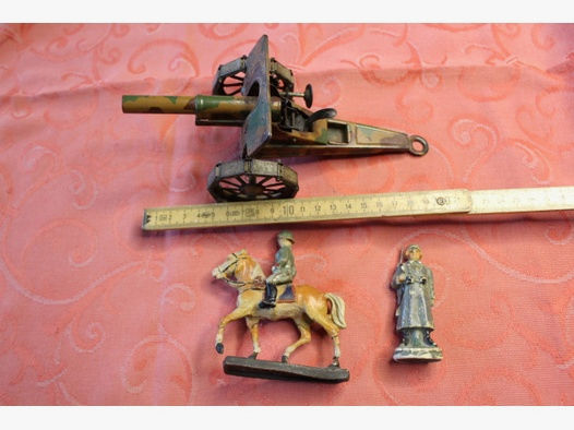 WKI Spielzeug Kanone mit Tarnanstrich und 2 Figuren. Originale.