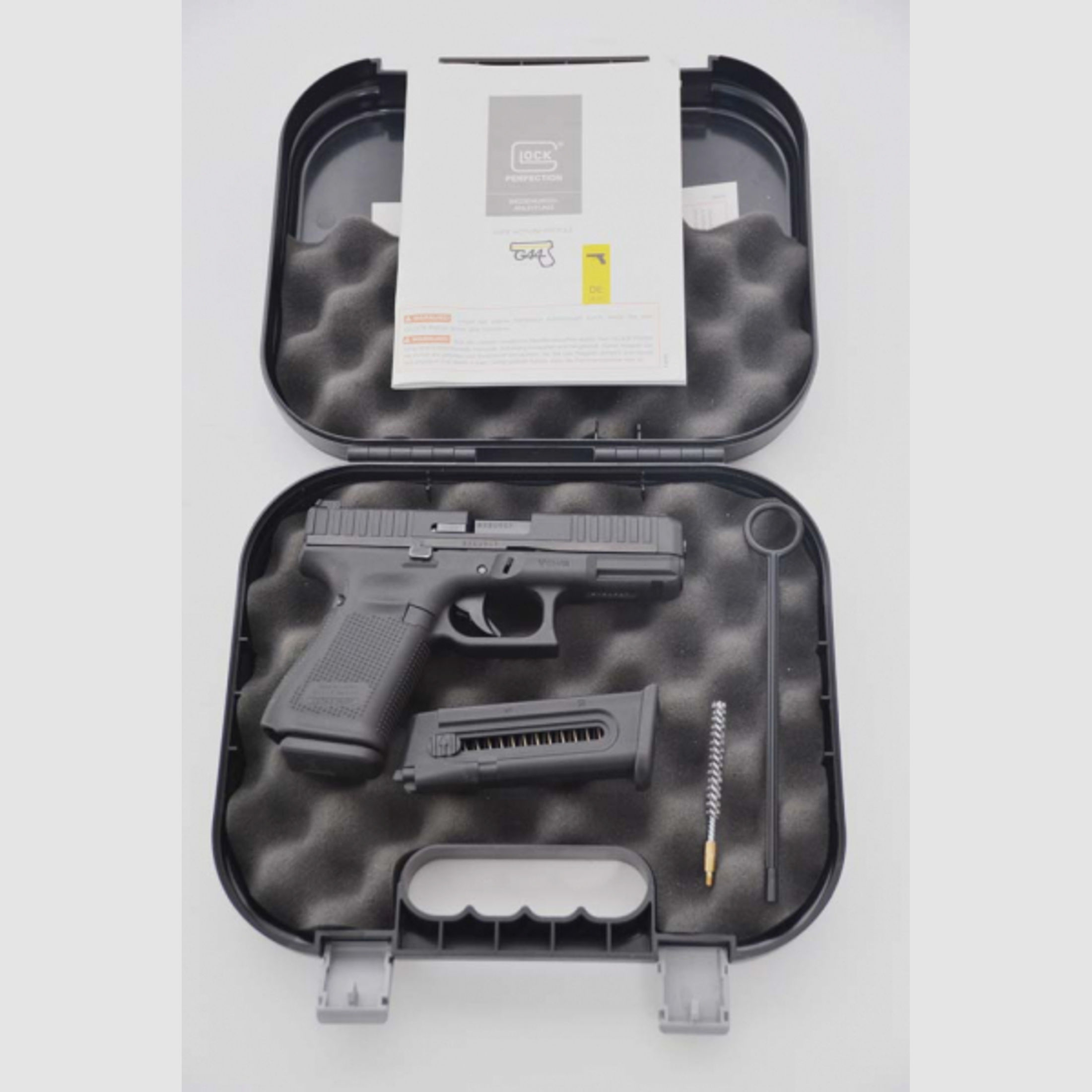Selbstladepistole Glock Modell 44, Kaliber .22lfB, Originalkoffer, Reservemagazin, 2022