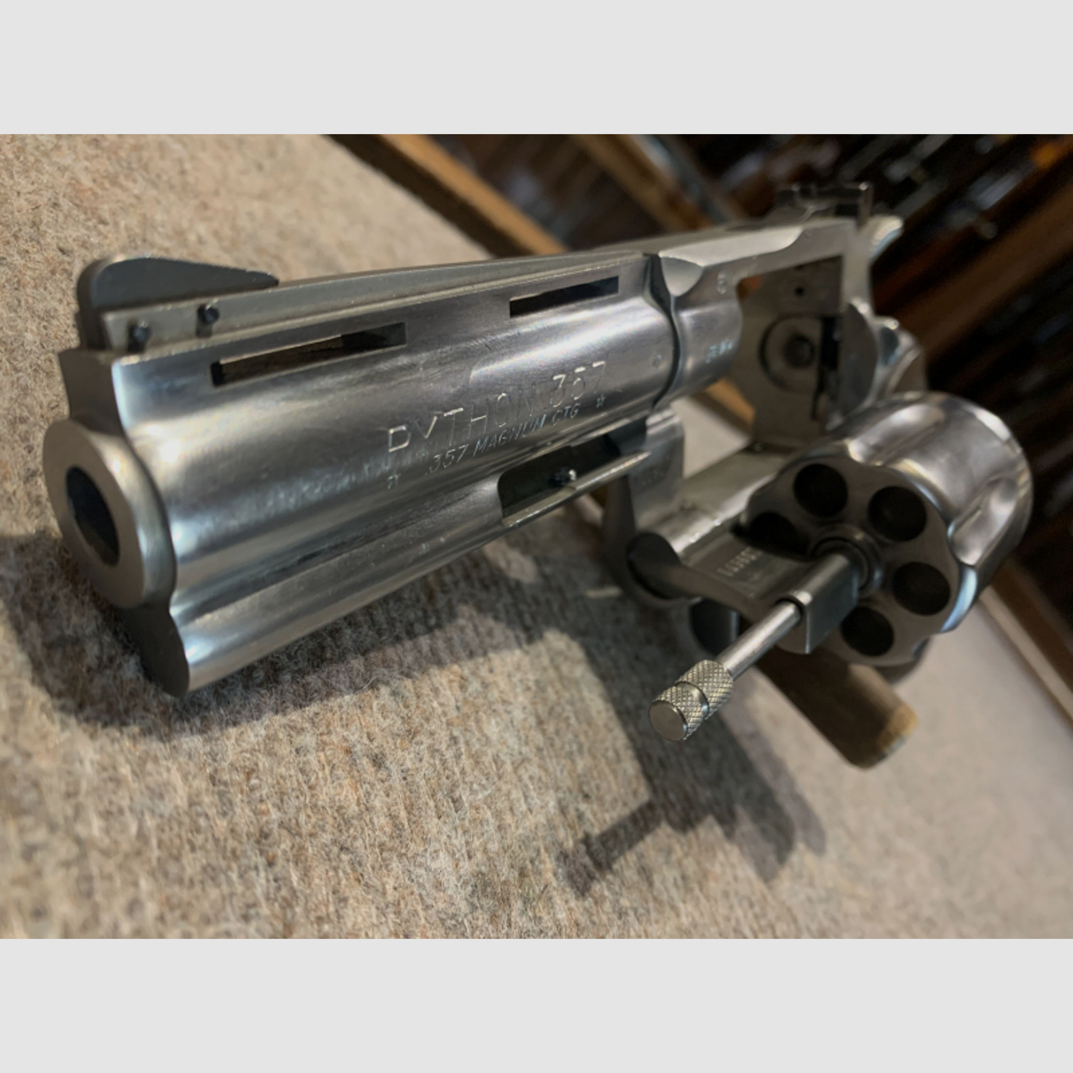 Revolver Colt Python kal 357 Mag Stainles 4" LL