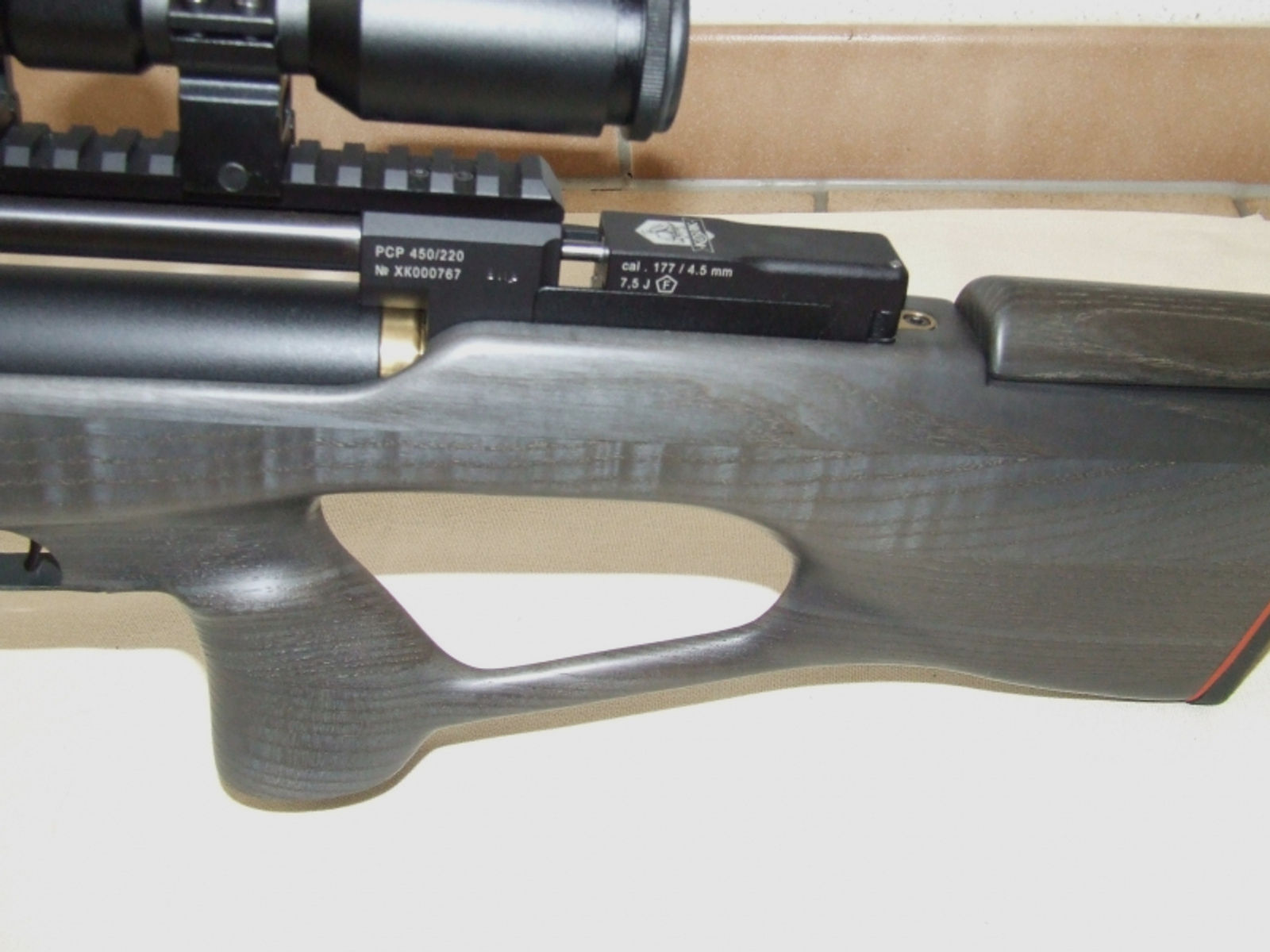 Bullpup Pressluftgewehr Zbroia Kozak mit integriertem Schalldämpfer-Holzschaft schwarz, Kaliber 4,5