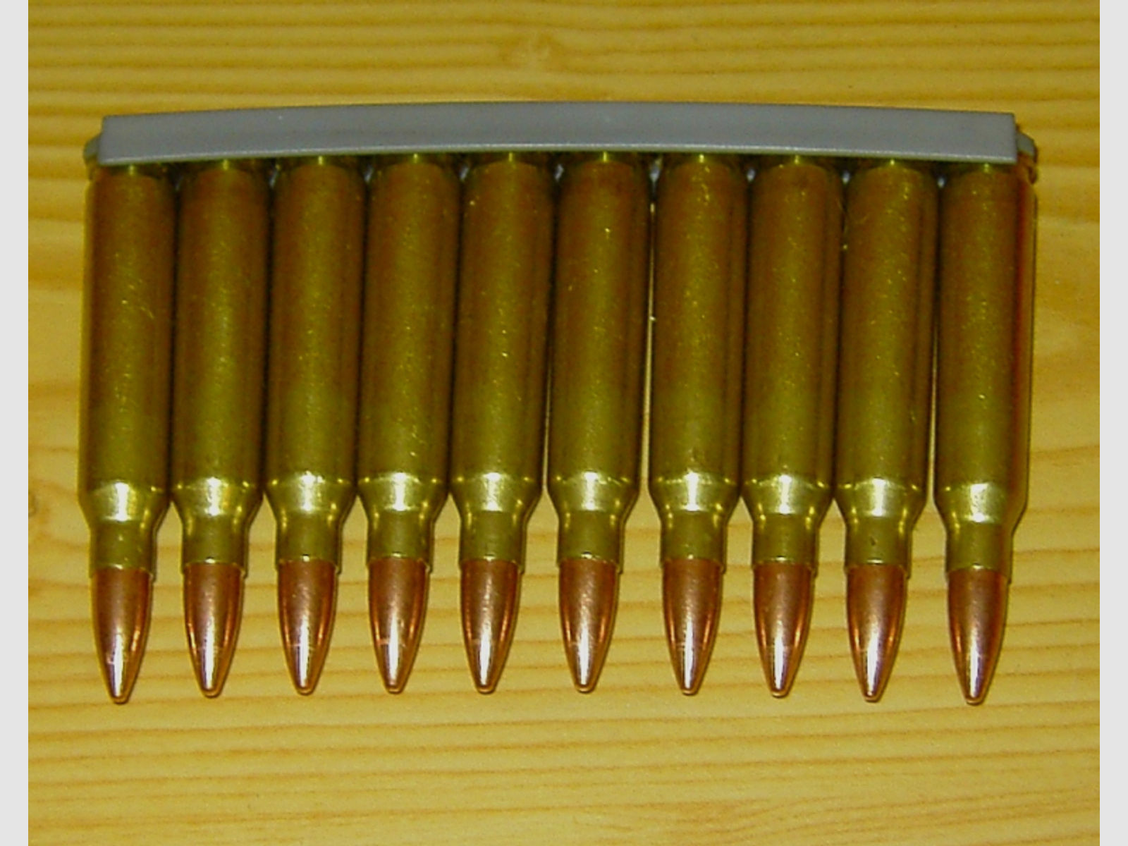 10 Stück Dekopatronen .223 Remington / 5,56X45 auf Ladestreifen Vollmantelgeschoss Messinghülse