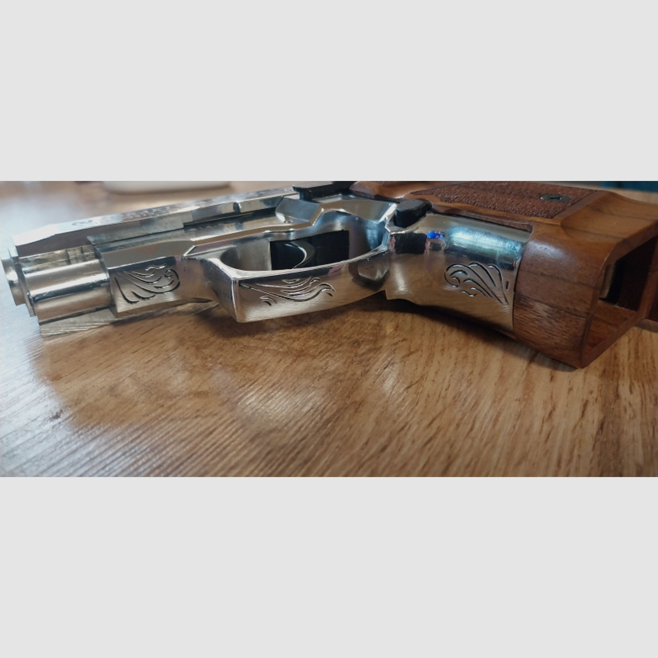 Zoraki 914 Schreckschuss Pistole Kal. 9mm P.A.K.Holzgriffschalen Waffenhoster Chrom graviert