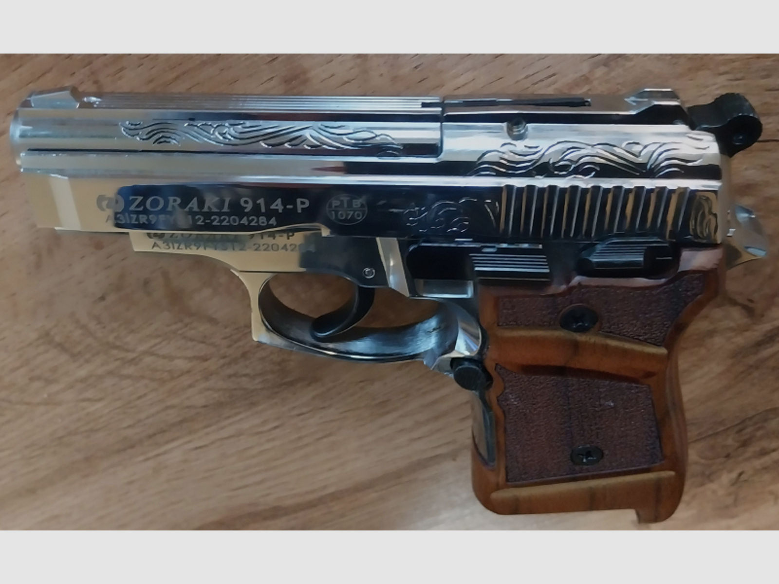 Zoraki 914 Schreckschuss Pistole Kal. 9mm P.A.K.Holzgriffschalen Waffenhoster Chrom graviert
