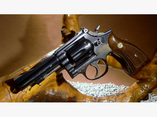 Selten ! Revolver Smith & Wesson 18 von 1973, Kal.: .22lr, mit Original Holzgriff, Super Zustand !