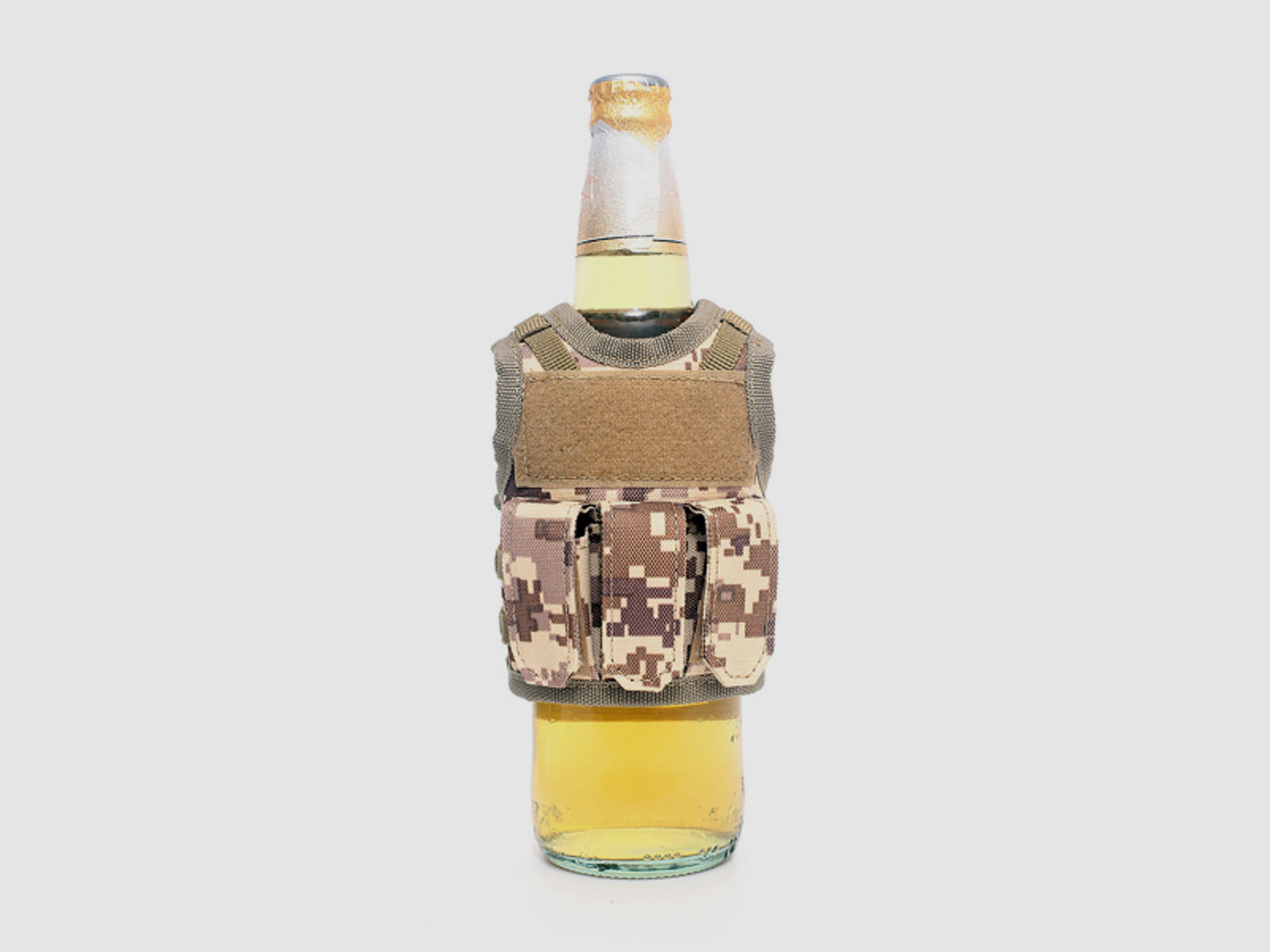 Mini Tactical Schutzweste mit Fronttaschen für Bierflasche / Wein / Thermosflasche - Digital Desert