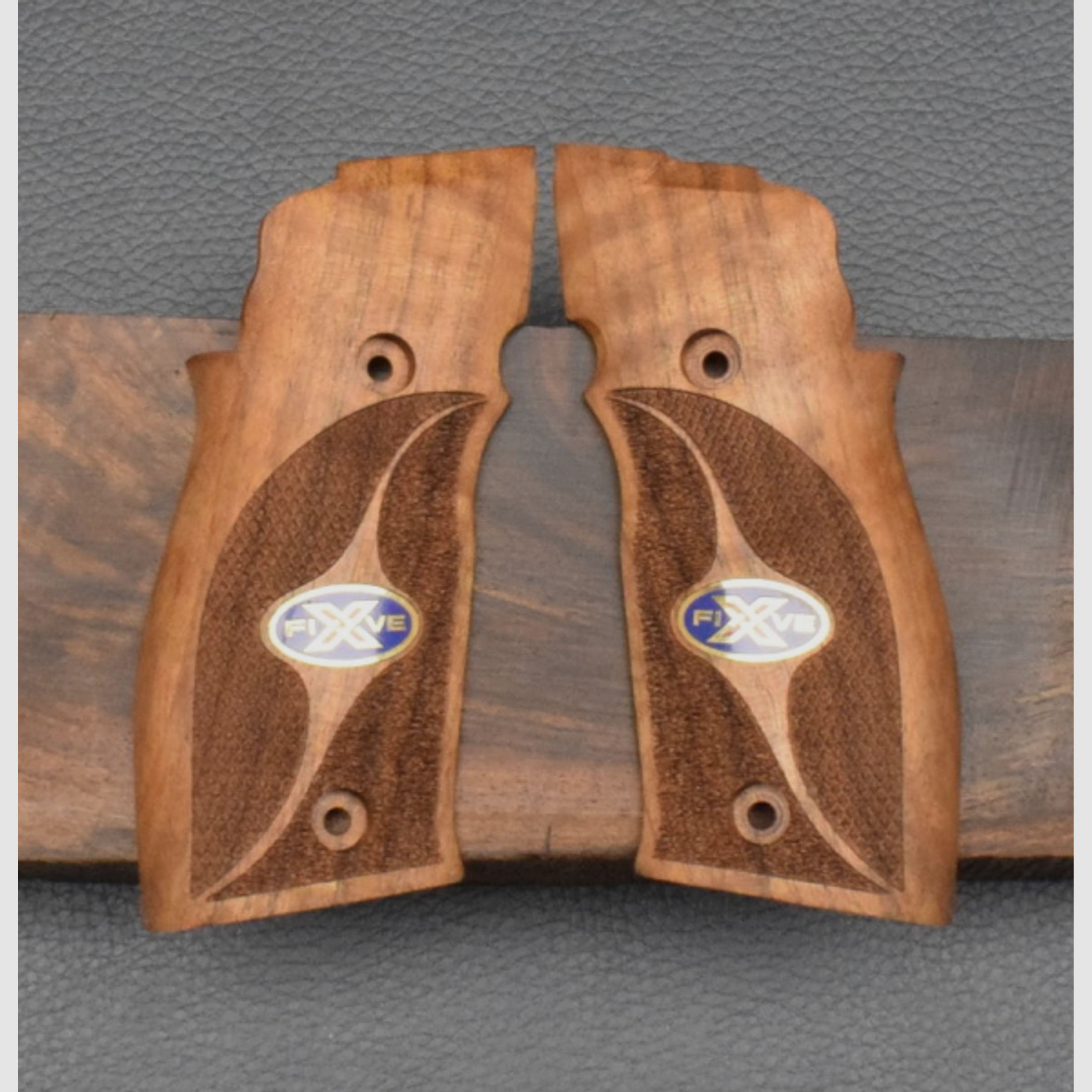 Holzgriffschale für Sig Sauer P226 X-Five, X-Five Logo mit Verschnitt Nußbaum, zum Sonderpreis