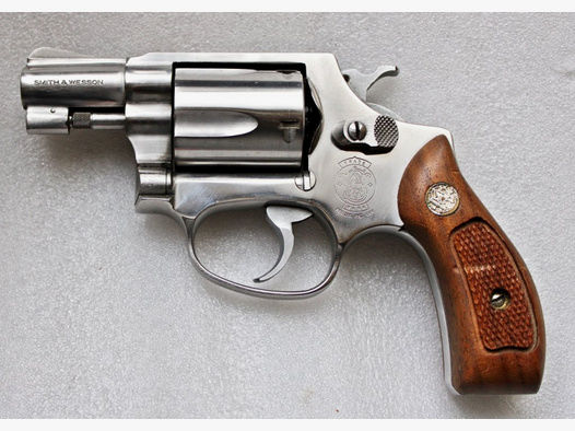 SMITH & WESSON M60 - STAINLESS - 2 1/2" REVOLVER .38Special