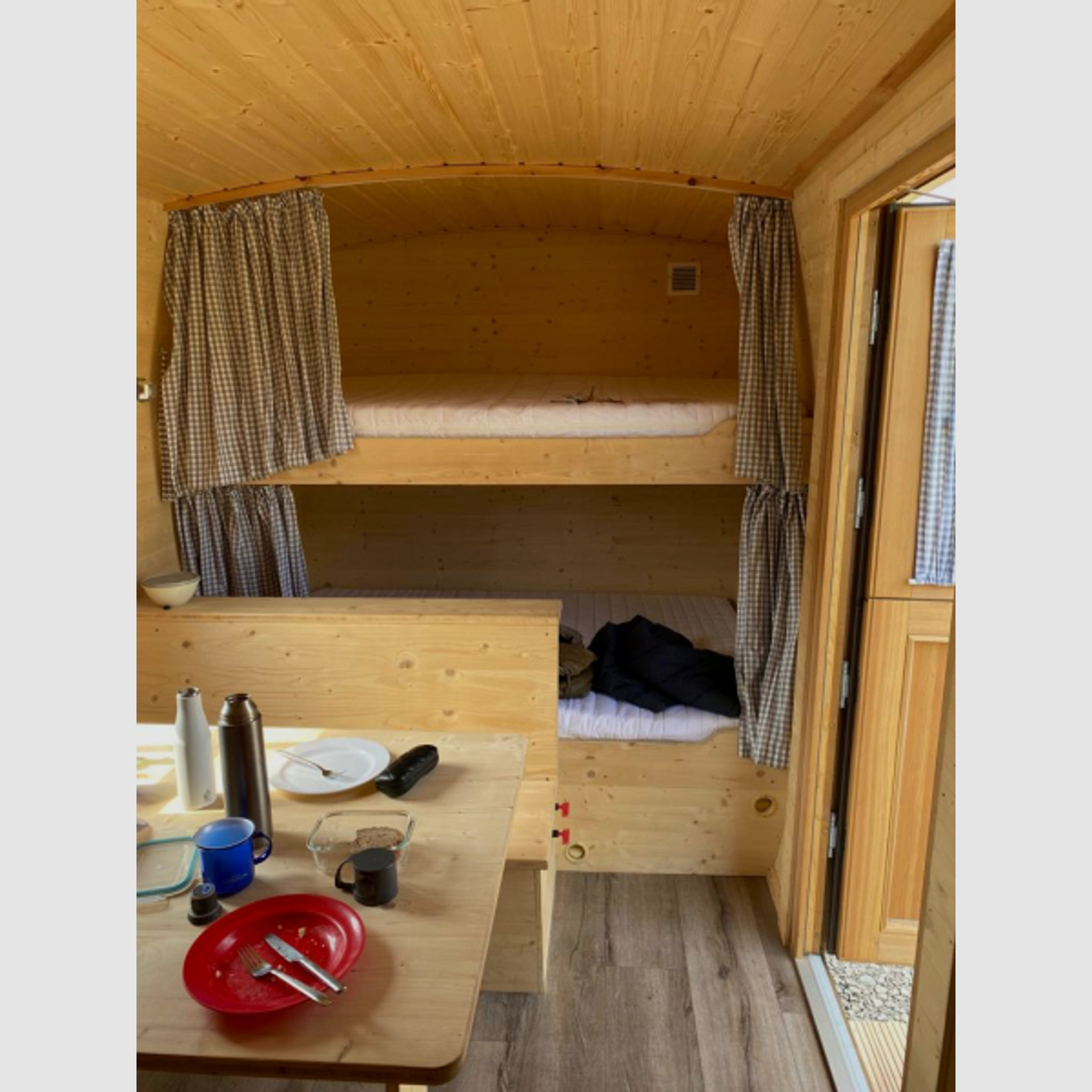 Mobile Jagdhütte mit Wildkammer