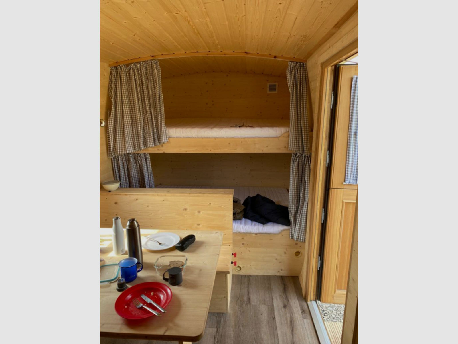 Mobile Jagdhütte mit Wildkammer