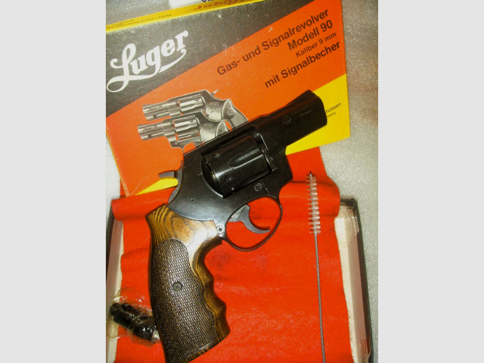 Revolver Luger Modell 90 mit Holzgriffschalen in OVP, ungeschossen + unbenutzt