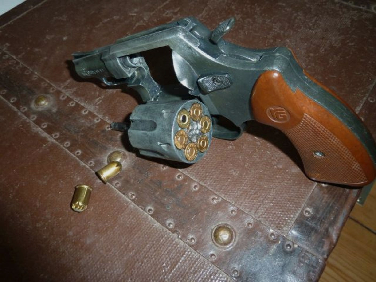 Angeboten wird aus einer Erbschaft der Röhm-Schreckschuß-Revolver RG 89 mit der PTB 451. Das letzte