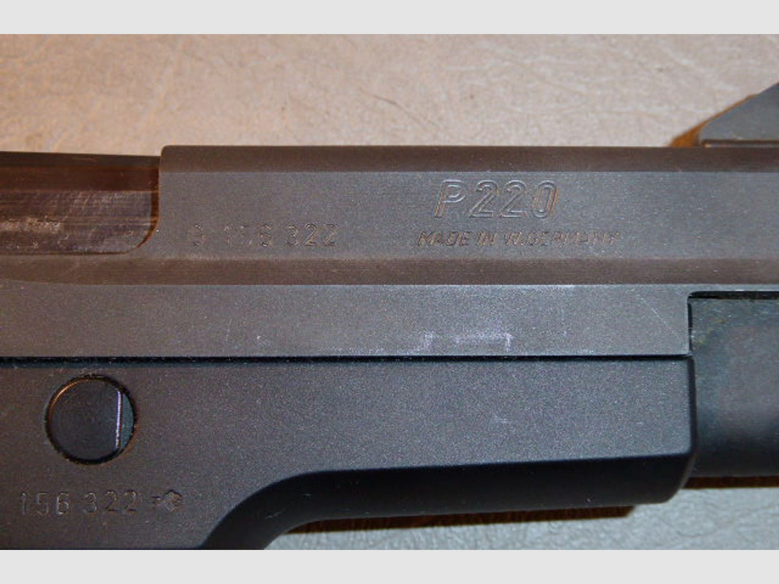 Sig Sauer Pistole Mod. P 220 ( Behördenmodell ). Kal. 9 mm Para.