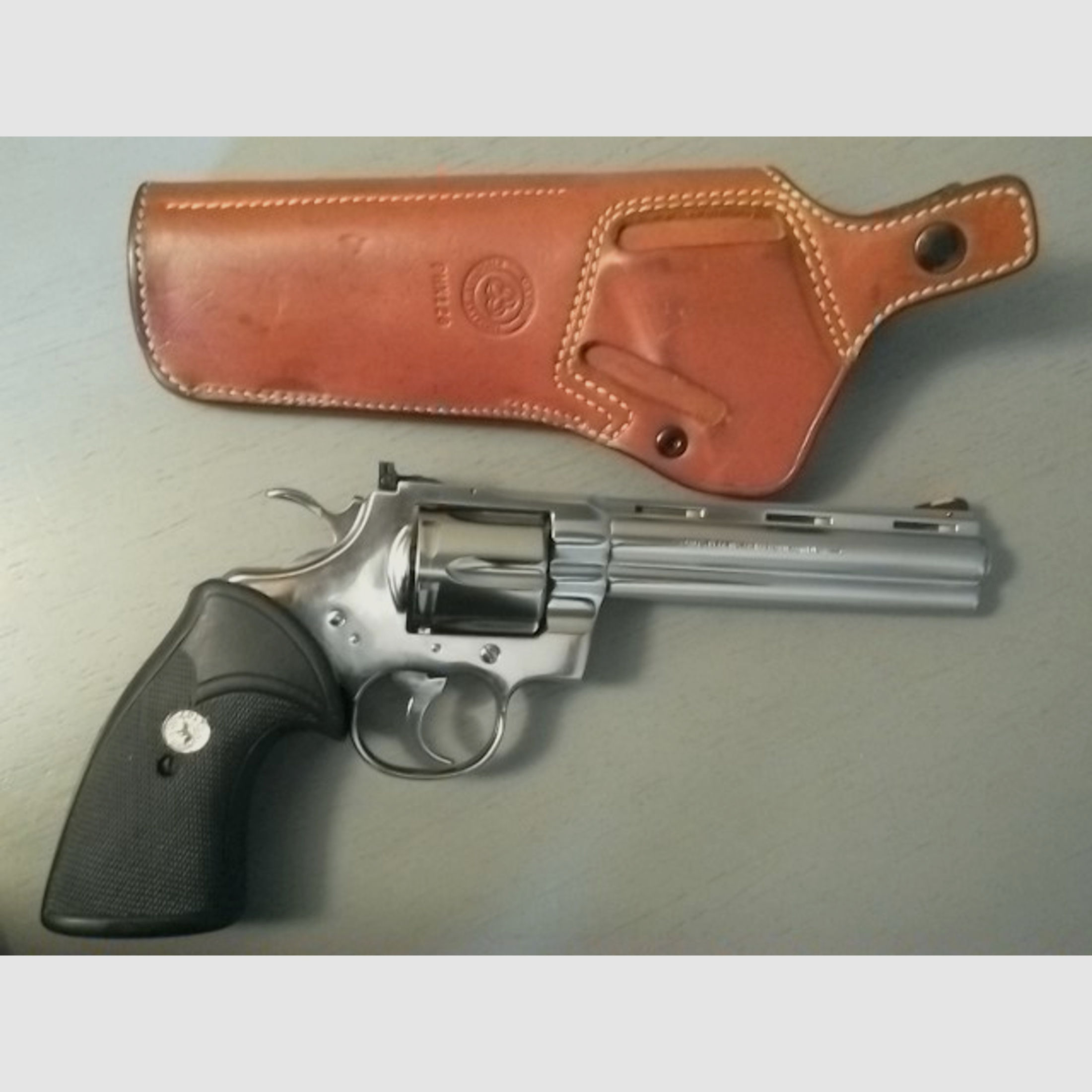 Revolver Colt Python *Stainless Steel* mit Lederholster