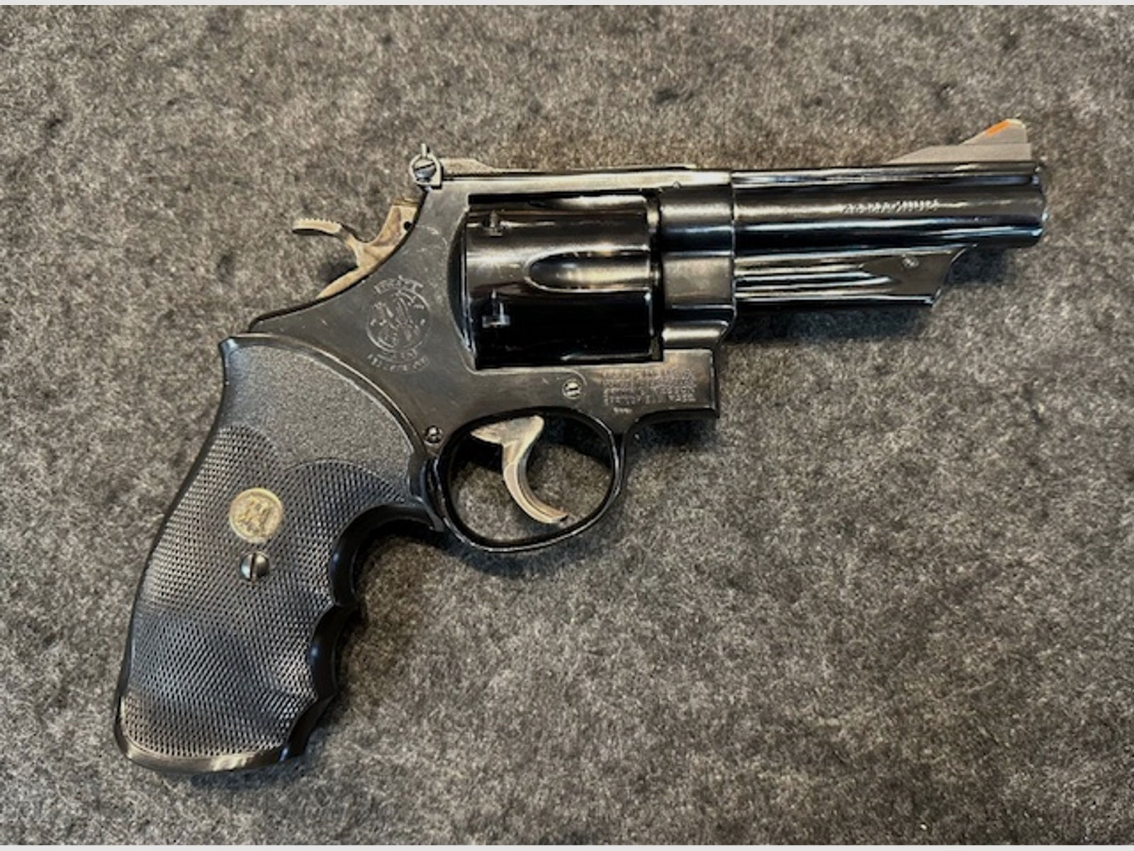 Revolver Smith & Wesson, 29 Kaliber .44RemMag inklusive zwei Speedloader und Holster