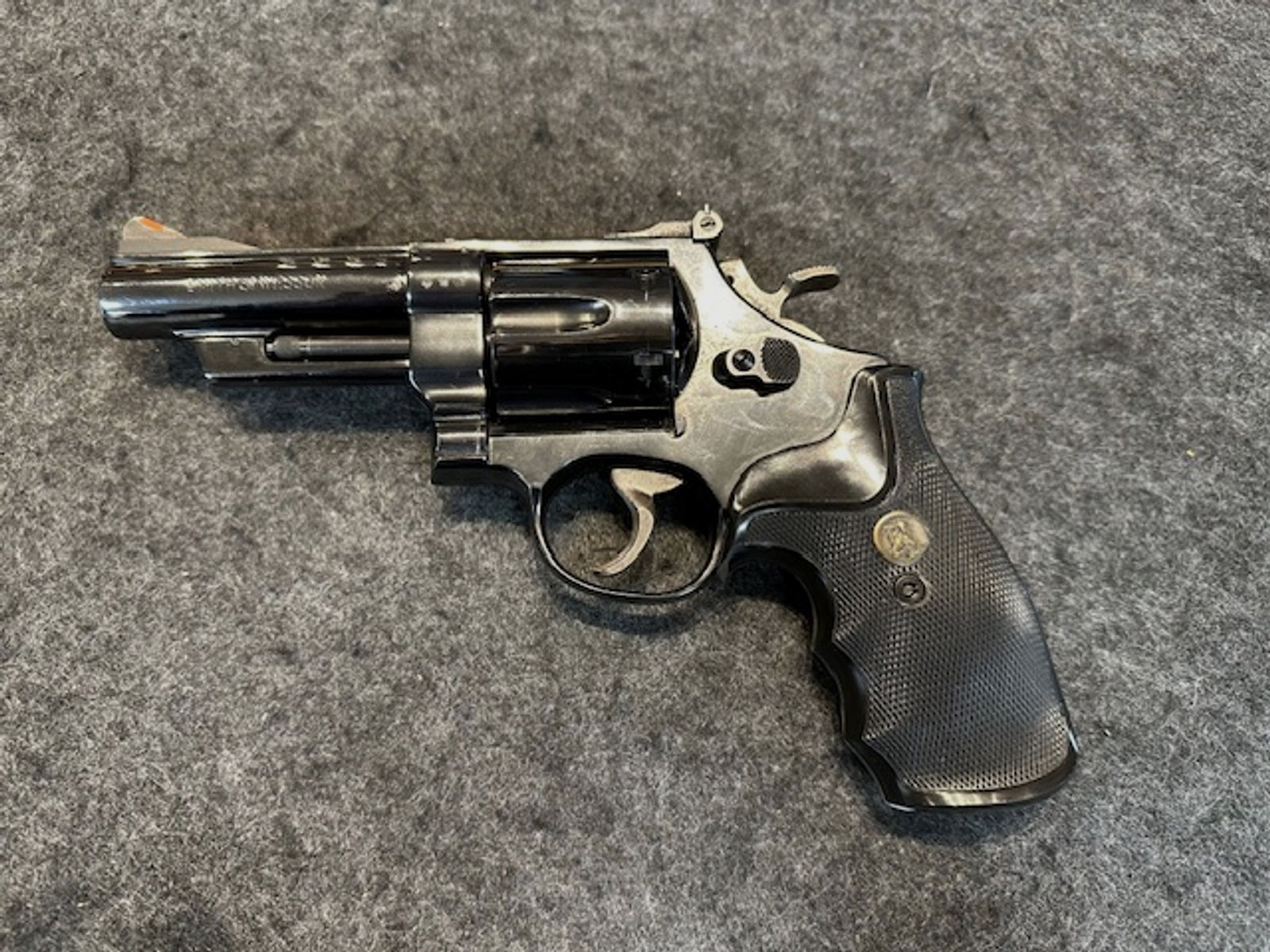 Revolver Smith & Wesson, 29 Kaliber .44RemMag inklusive zwei Speedloader und Holster