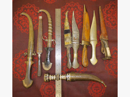 Konvolt von 9 Messern arabisch-orientalischer Herkunft wie Dolche, nicht japanisch, Bajonett, Säbel