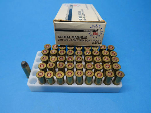 96 Patronen .44 Rem. Magnum / 46 von Winchester / 50 von IMI jeweils 240gr TMF-Geschoss.