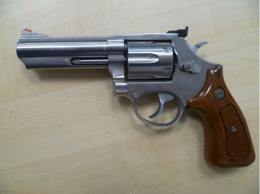 Revolver Taurus .357 Mag,. stainless 4"