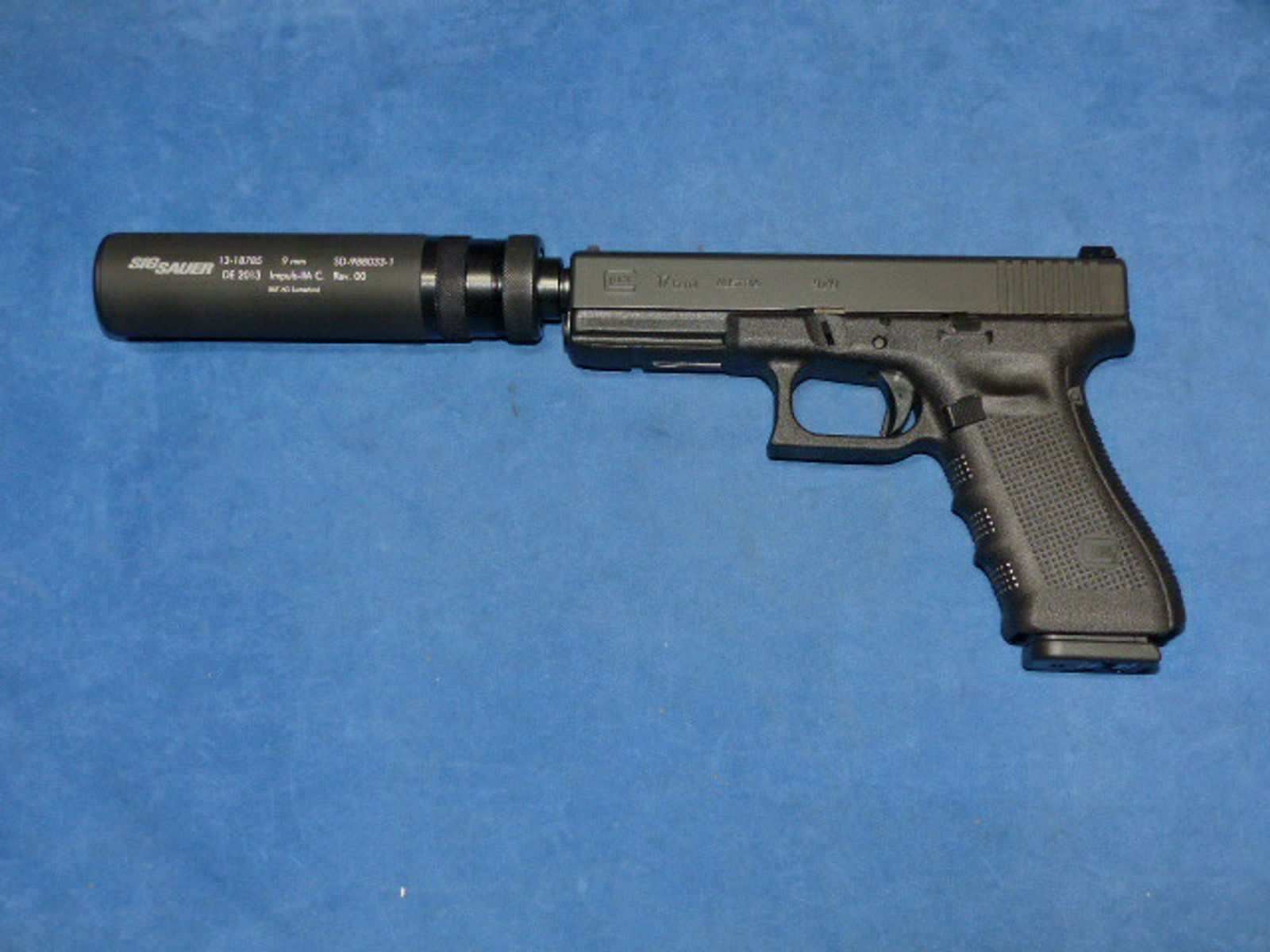 Neue Glock 17 cal. 9mm mit B&T Schalldämpfer Impulse IIA