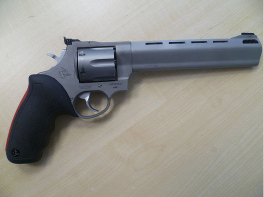 Revolver Taurus 444 Raging Bull .44 RemMag.